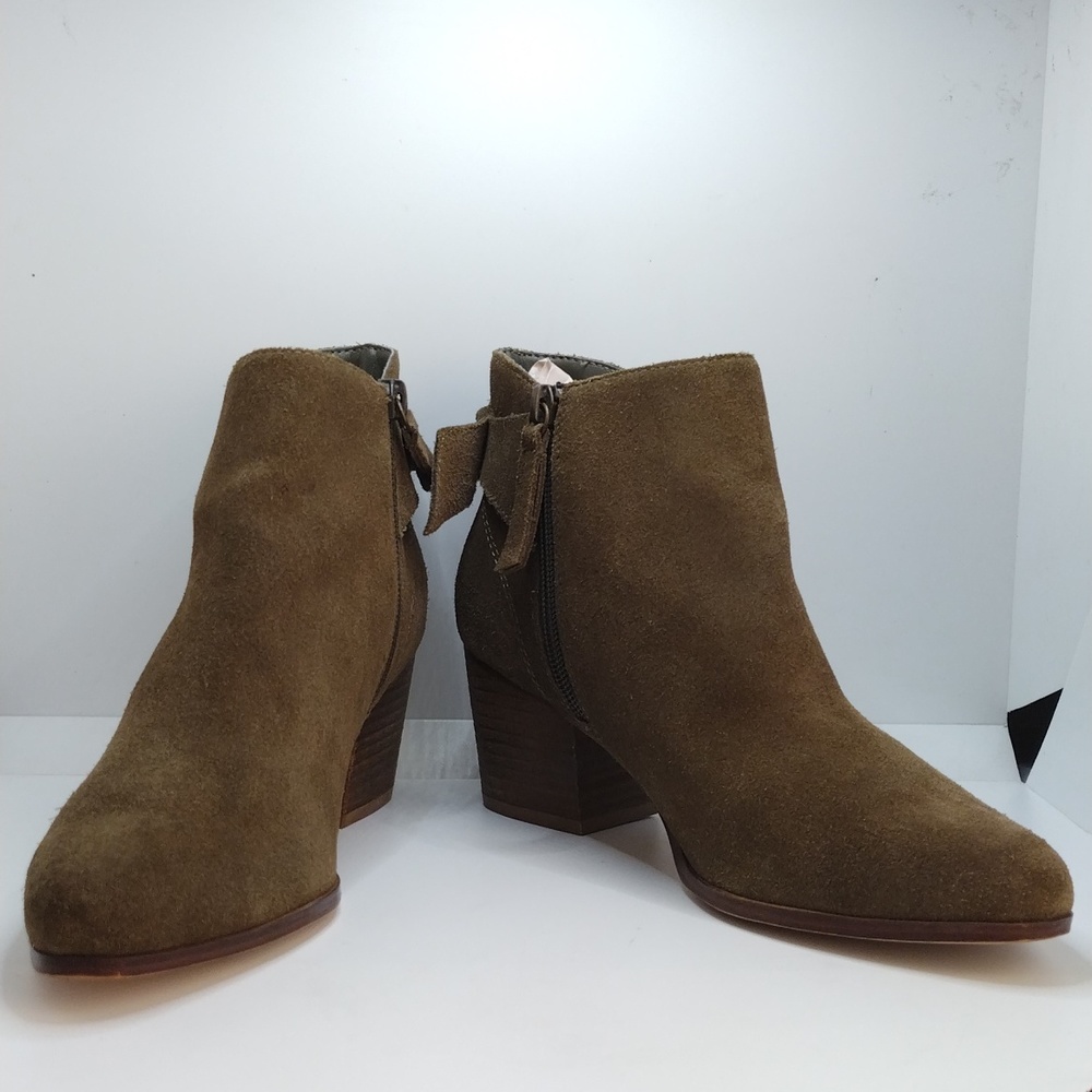 SOLE SOCIETY SUADE ANKLE BOO
BOW IN BACK SEMI POINTED / 8.5